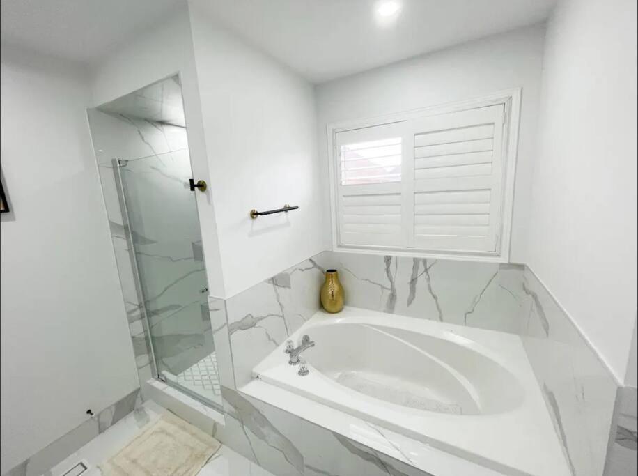 Elegant & Luxurious 3 Bedroom Home Mississauga Extérieur photo